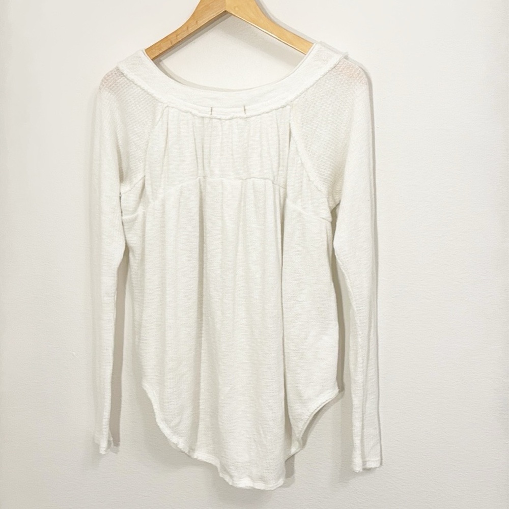 WE THE FREE White 3 Button Top Curved Hem Size Small - Picture 6 of 7